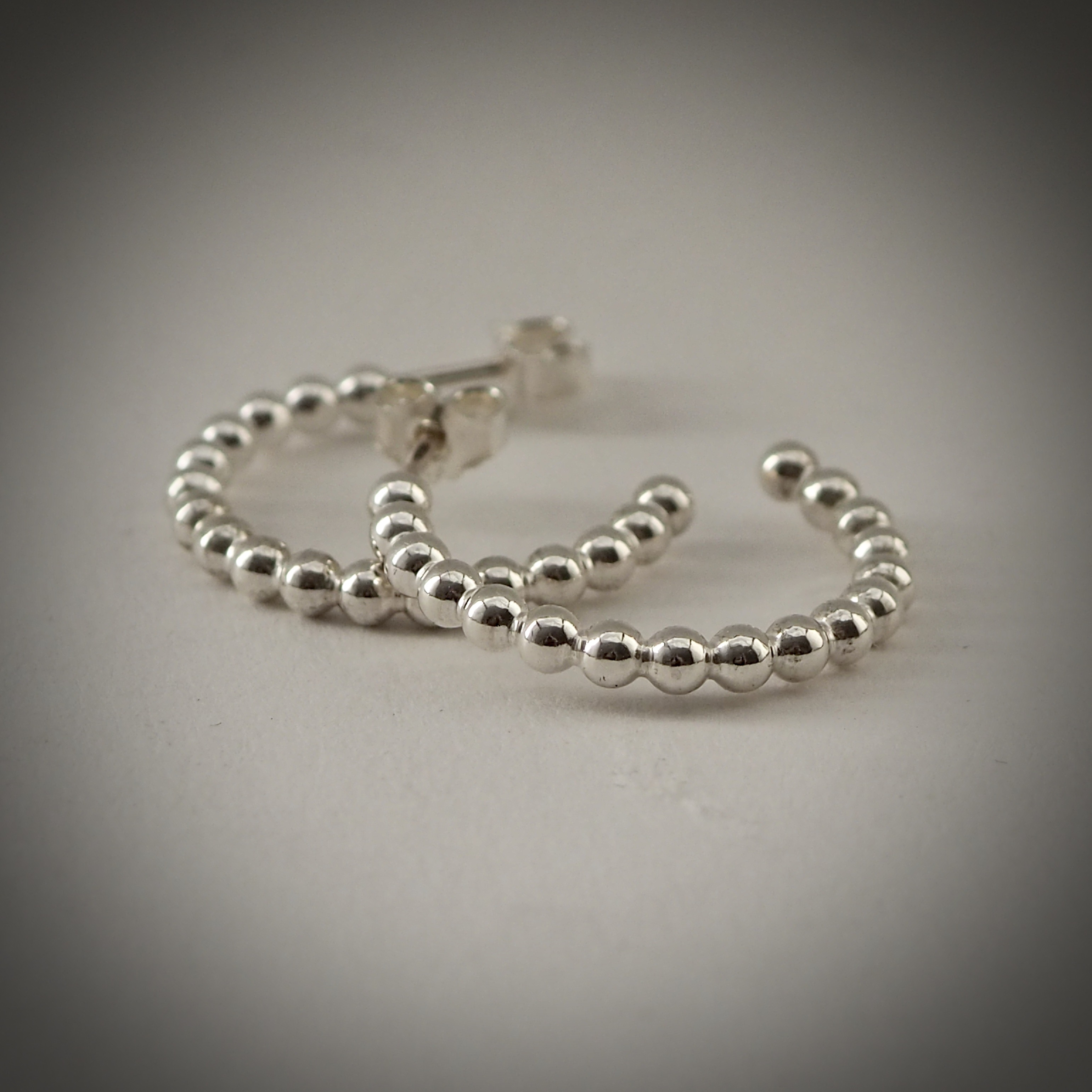 Creoler av perletråd. Øreringene er ca. 3mm brede og 26mm i diameter.